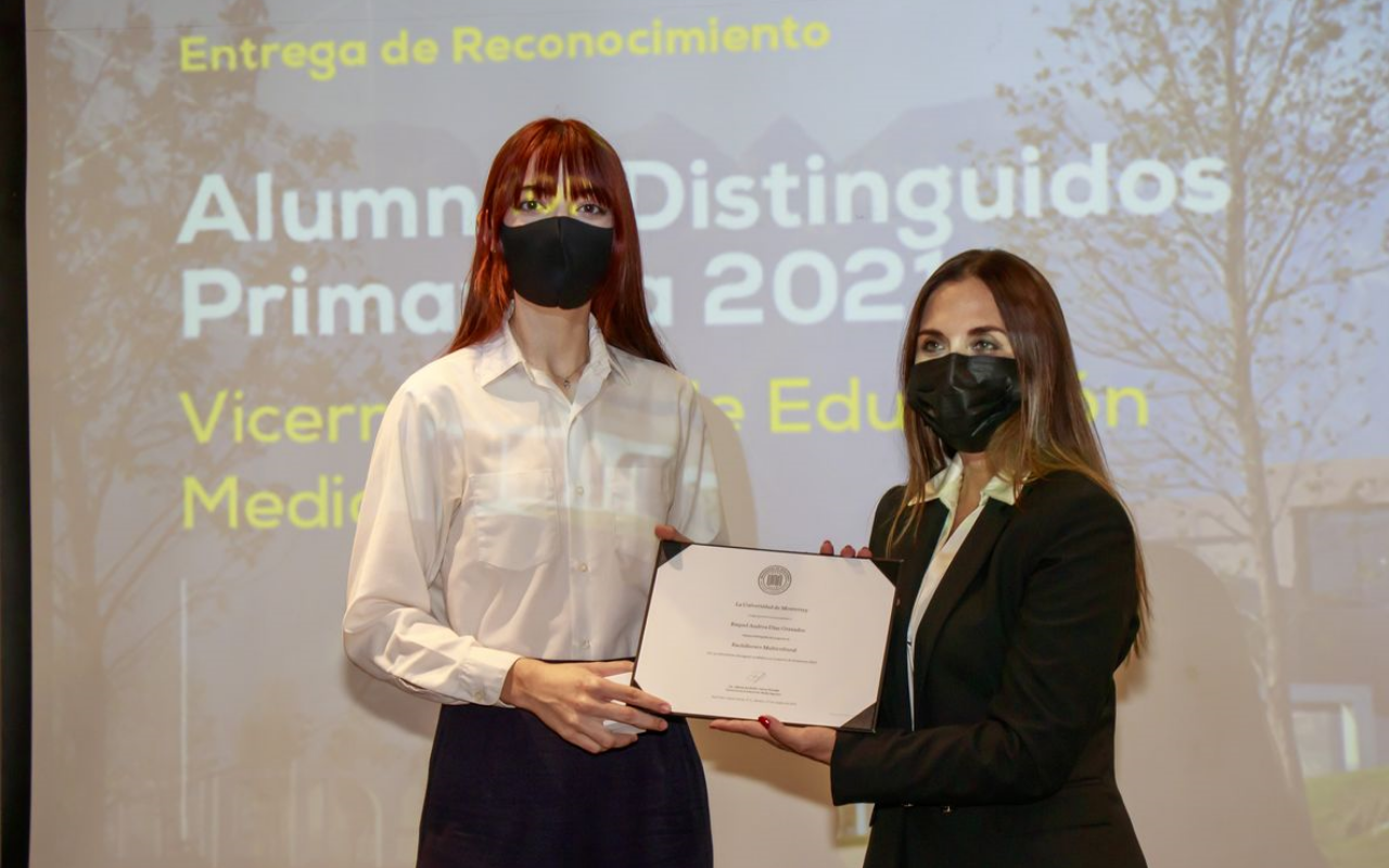 Reconocen A Alumnos Distinguidos | UDEM