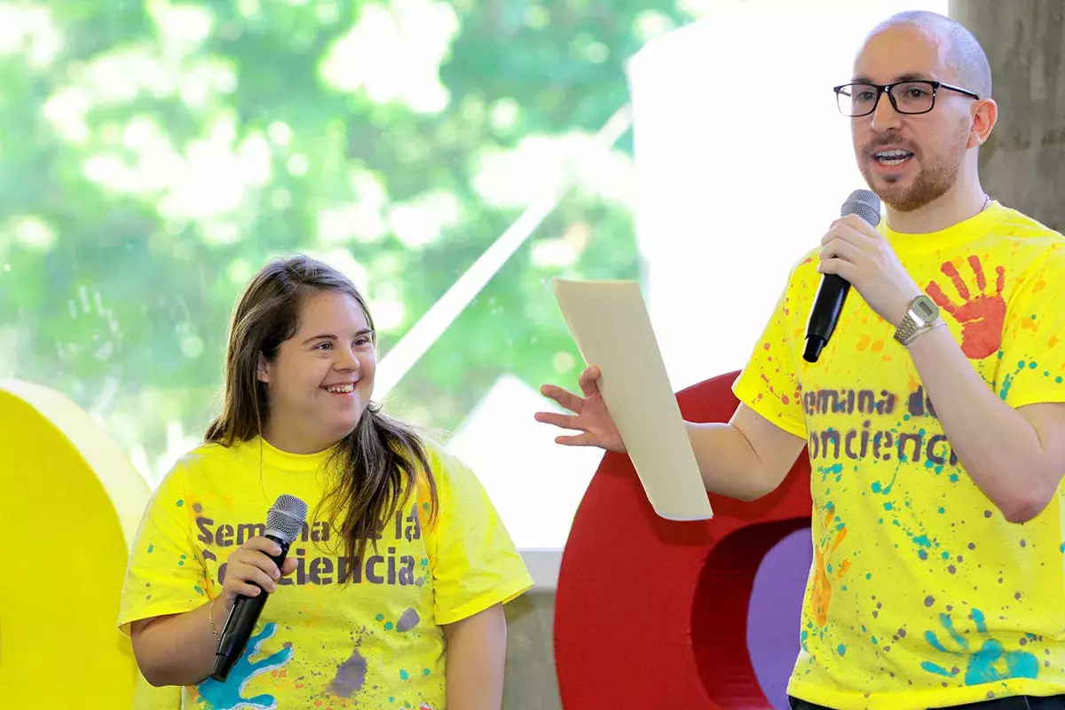 organizador hablando