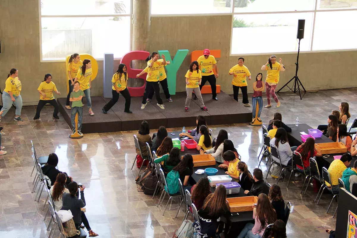personas bailando