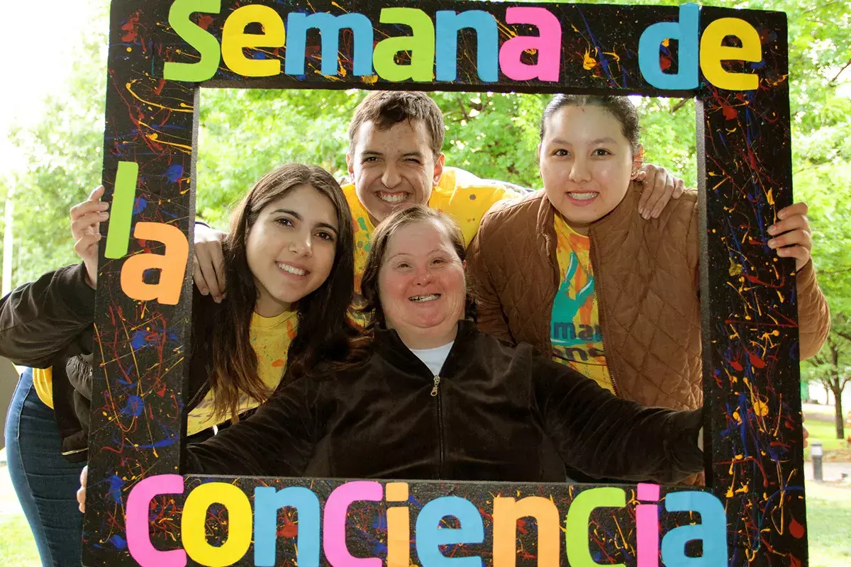 personas sonriendo
