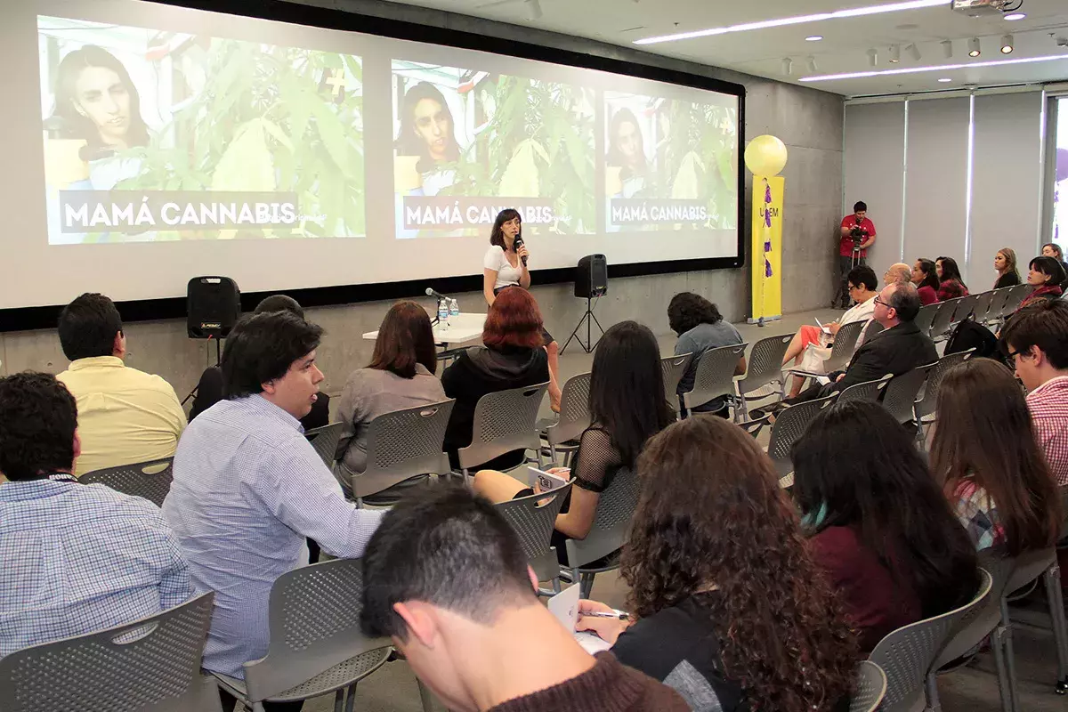 grupo de alumnos y conferencista