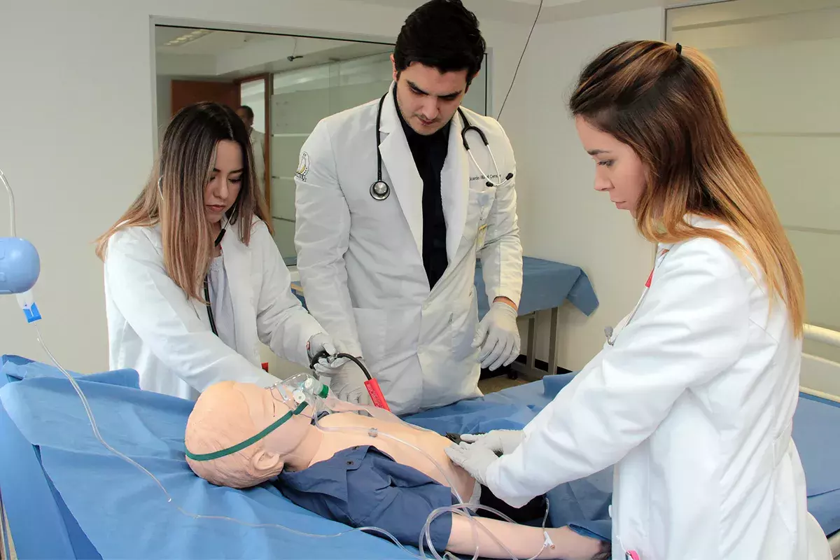 Alumnos con simulador humano niño.