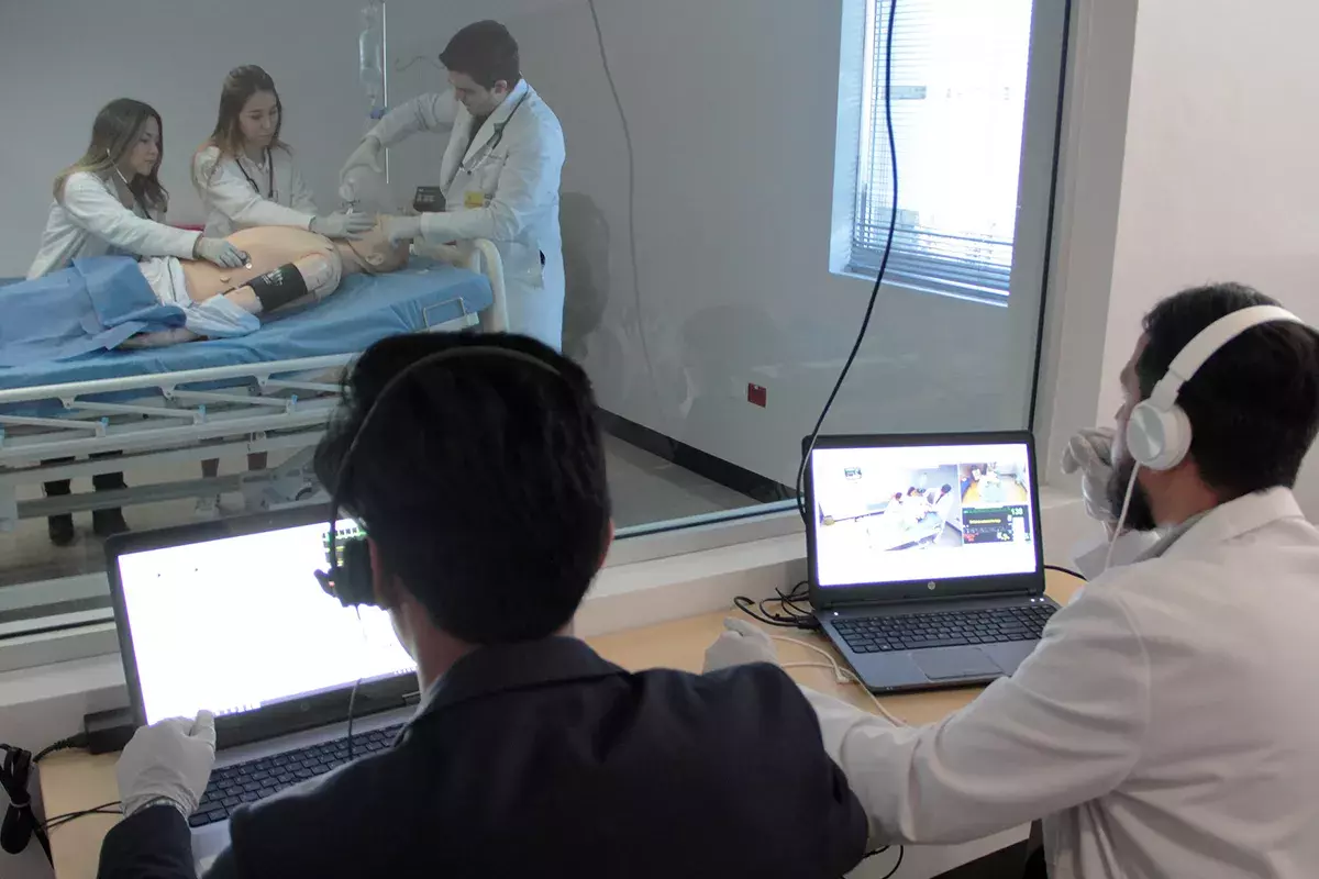 Maestros monitoreando práctica de simulación.