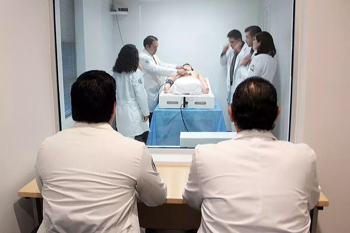 Maestros observando práctica de simulación de alumnos.