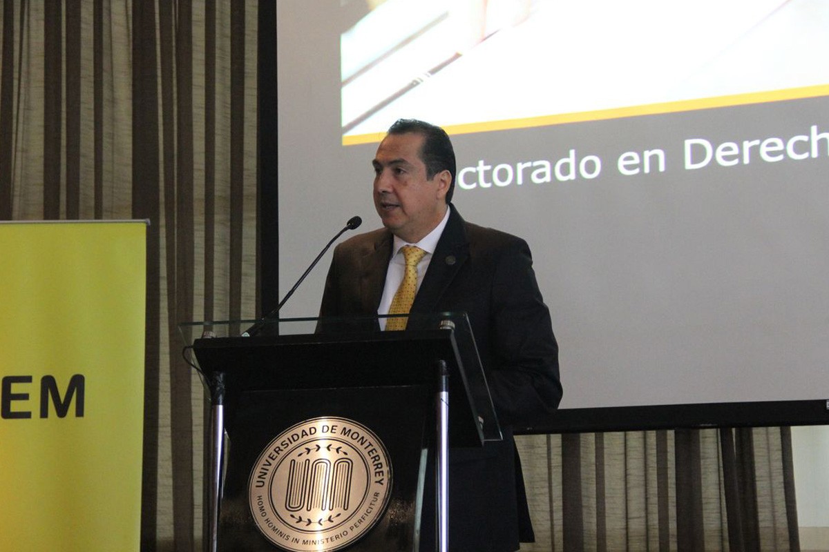 Fotografía de charla en la inauguración del Doctorado en Derecho