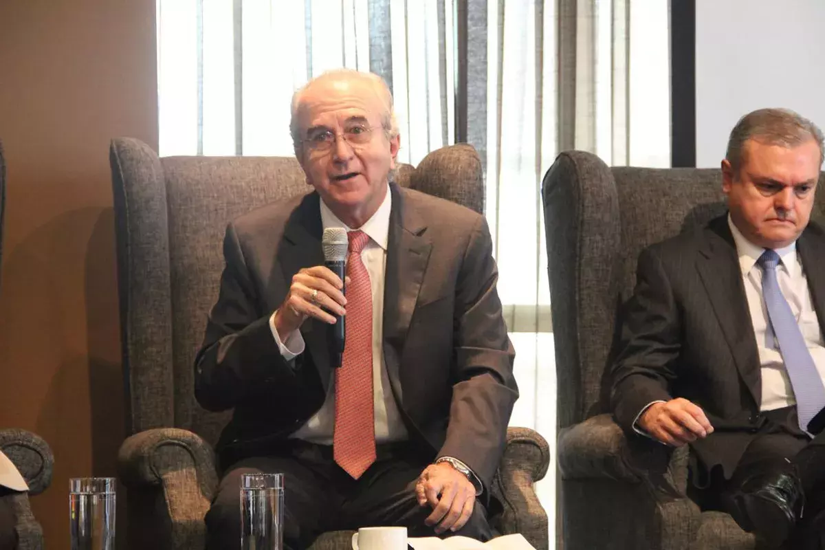 Fotografía de charla en la inauguración del Doctorado en Derecho