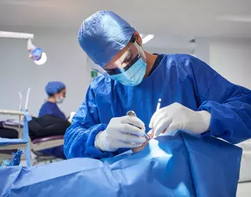 Alumno de MCD atendiendo a un paciente
