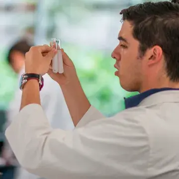 Alumno viendo muestras.