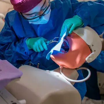 Alumna practicando con simulador.