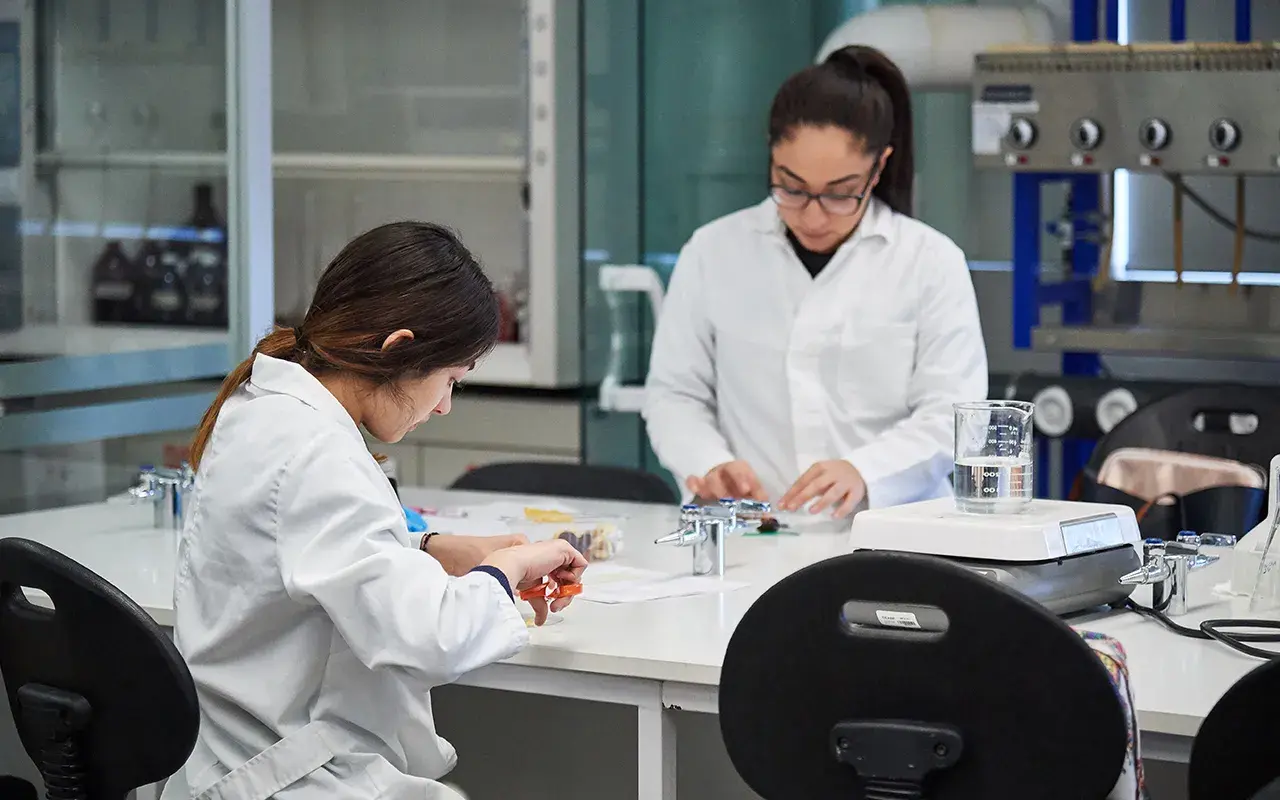 Alumna cortando alimentos.