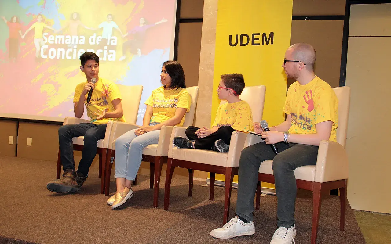 alumnos sentados en silla