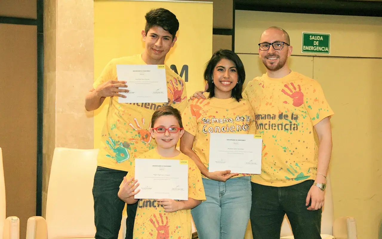 personas sosteniendo un diploma