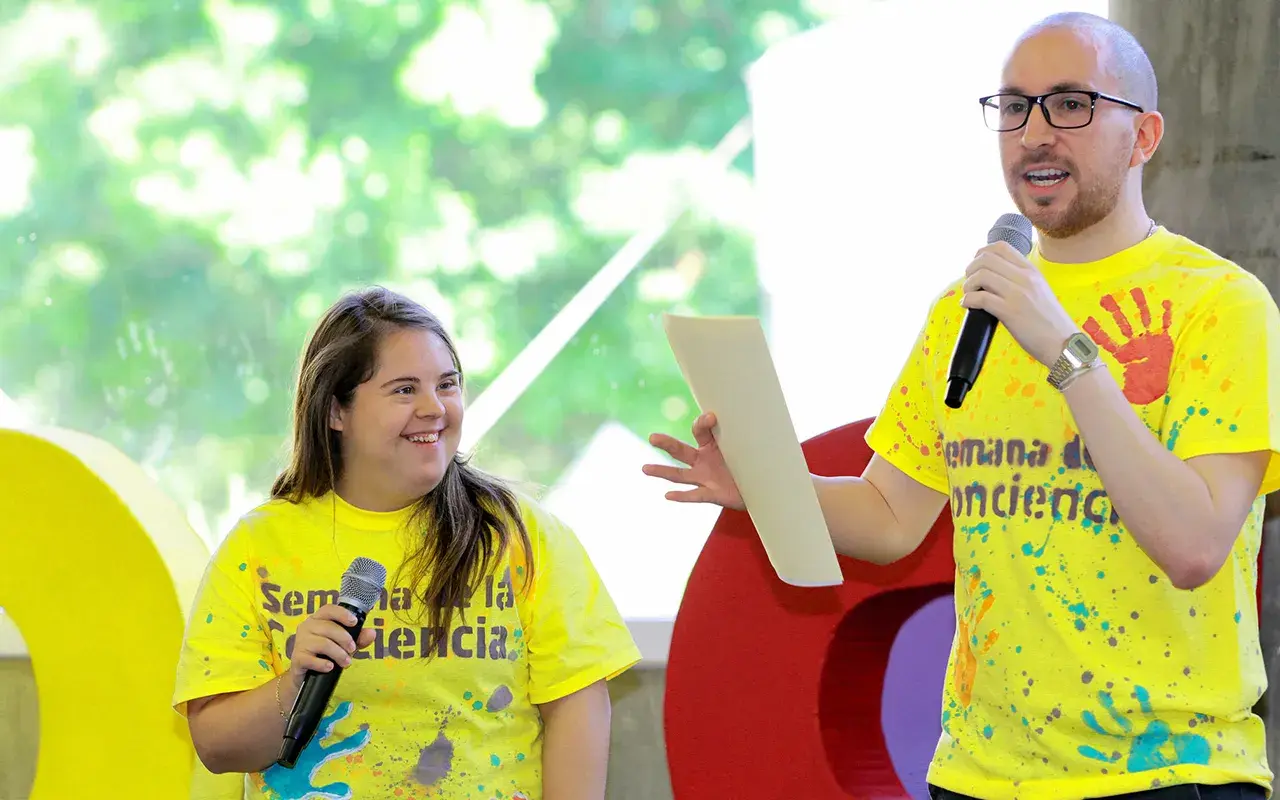 organizador hablando