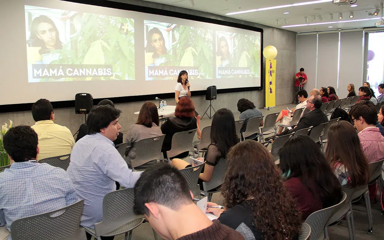 grupo de alumnos y conferencista