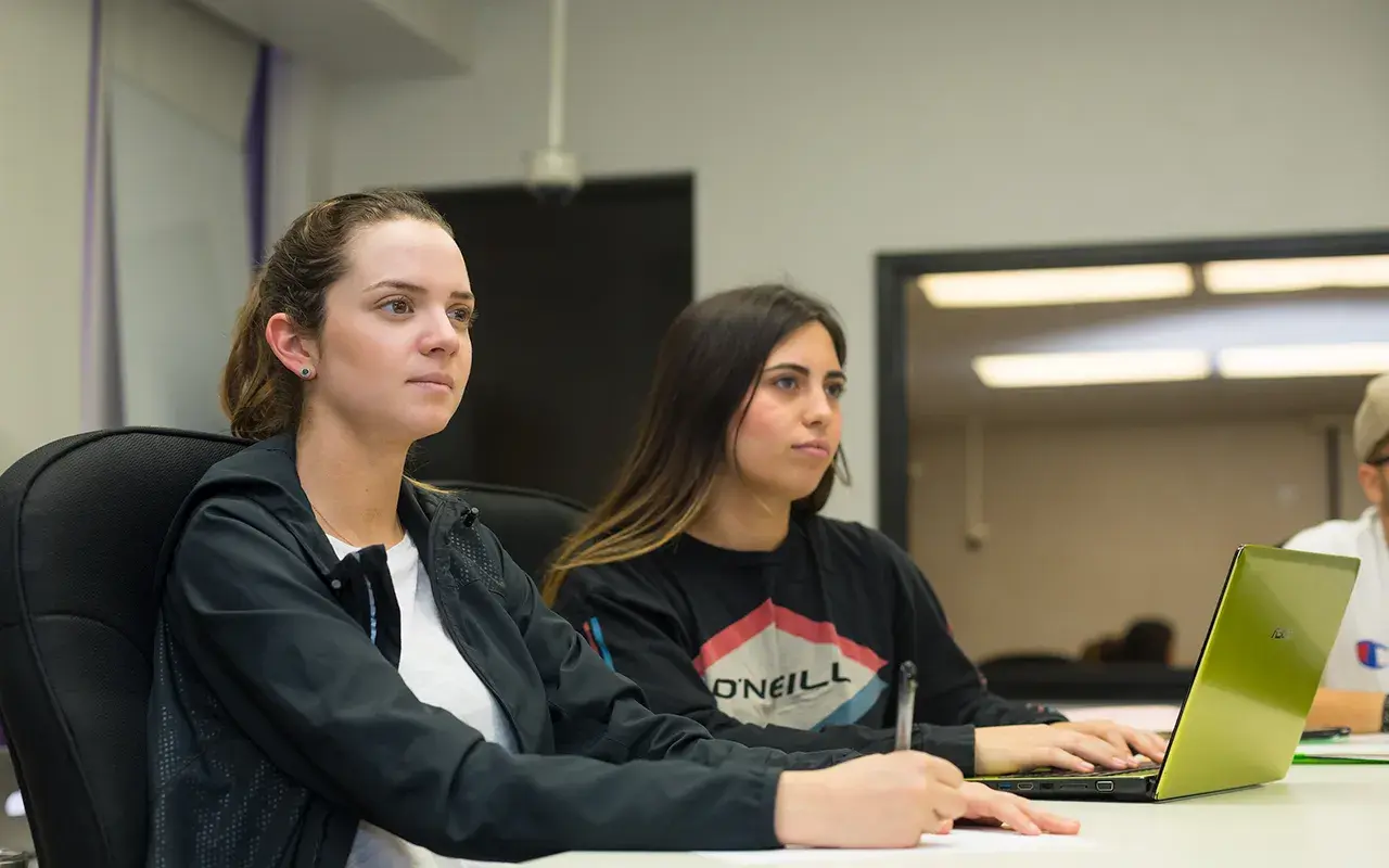 Alumnas en clase dentro de cámara gesell.