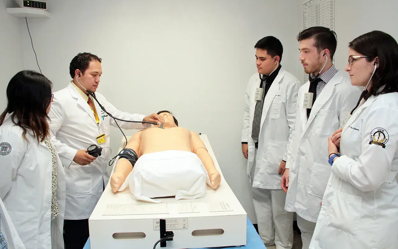 Maestro y alumnos en práctica de simulación.