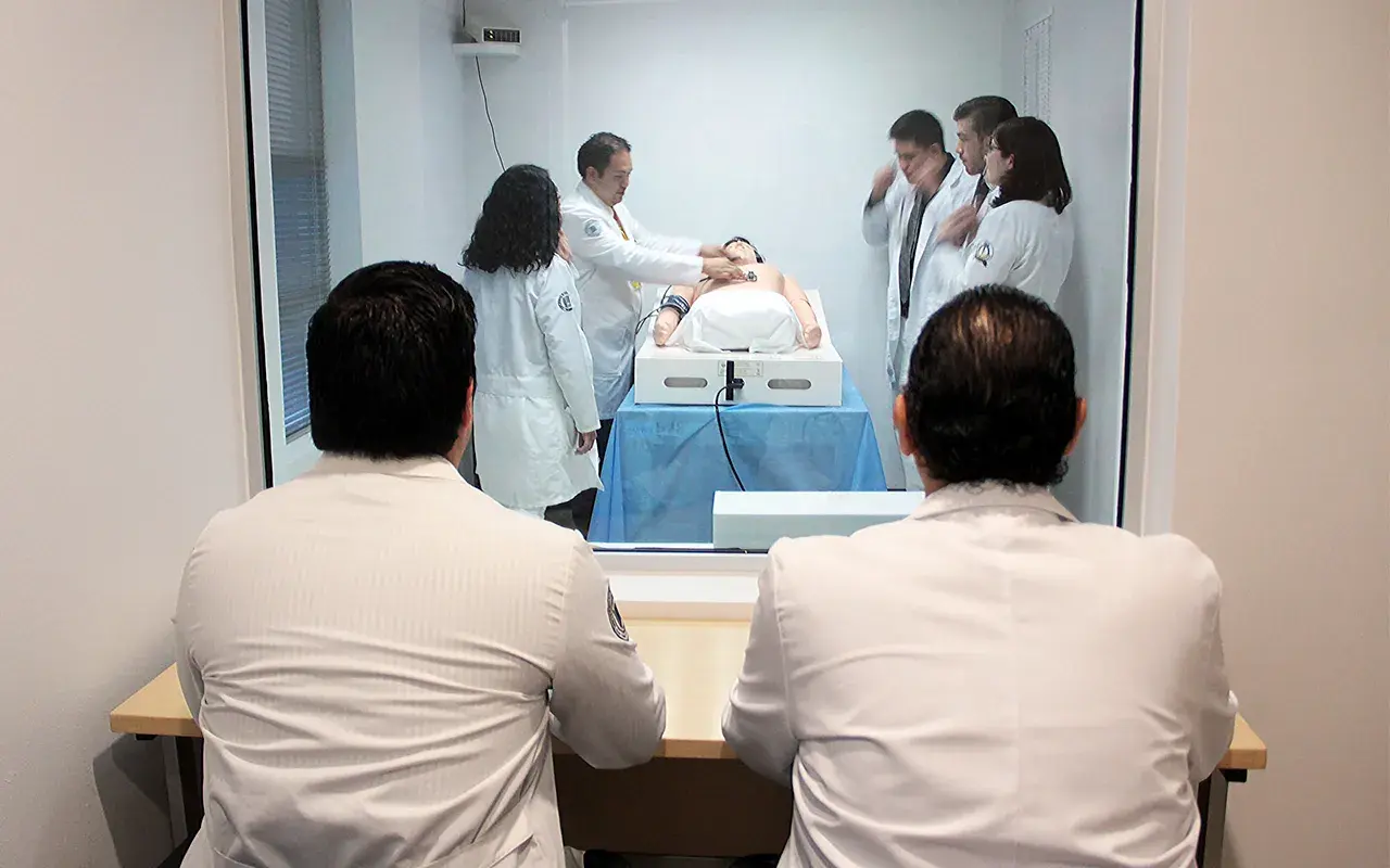 Maestros observando práctica de simulación de alumnos.