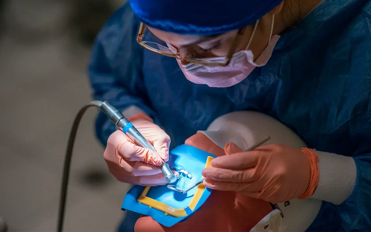 Alumna con un simulador.