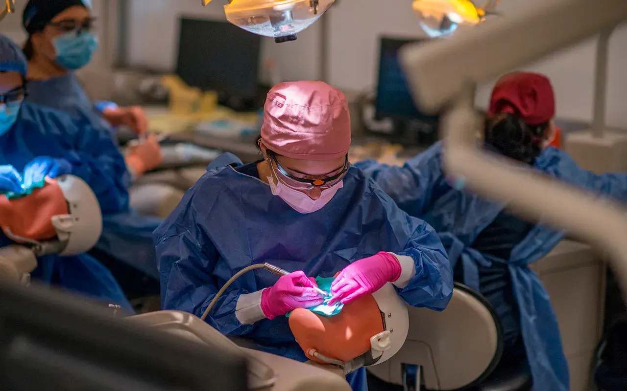 Alumna con un simulador.