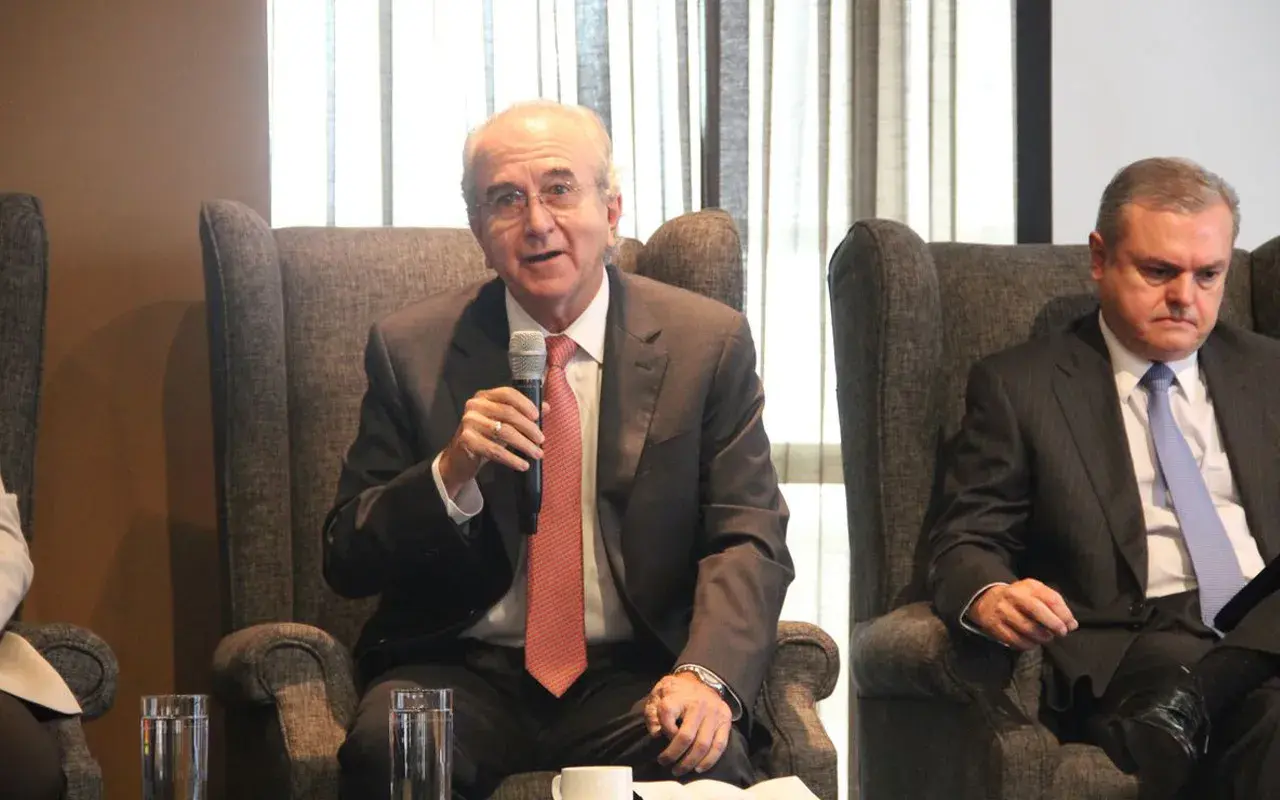 Fotografía de charla en la inauguración del Doctorado en Derecho