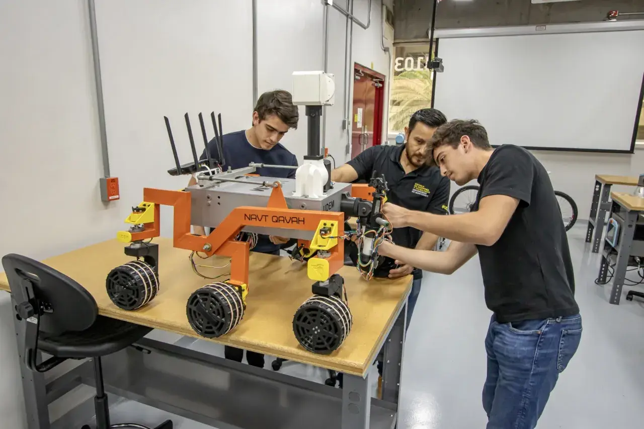  Laboratorio de Robótica y Electrónica UDEM