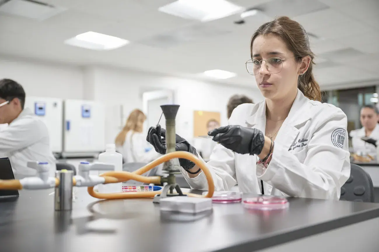 Alumnas analizando cultivo de células.