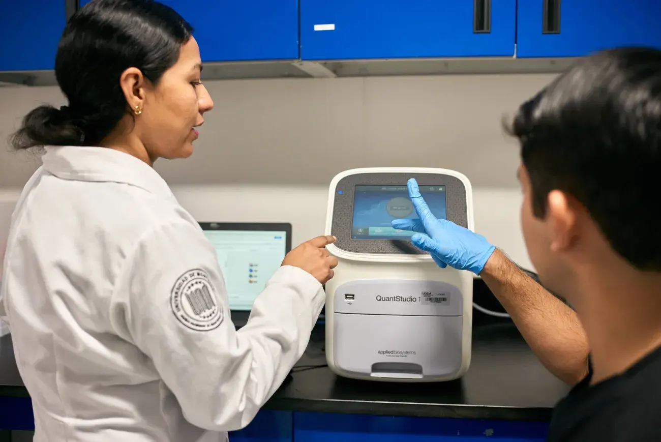 Alumna usando máquina.