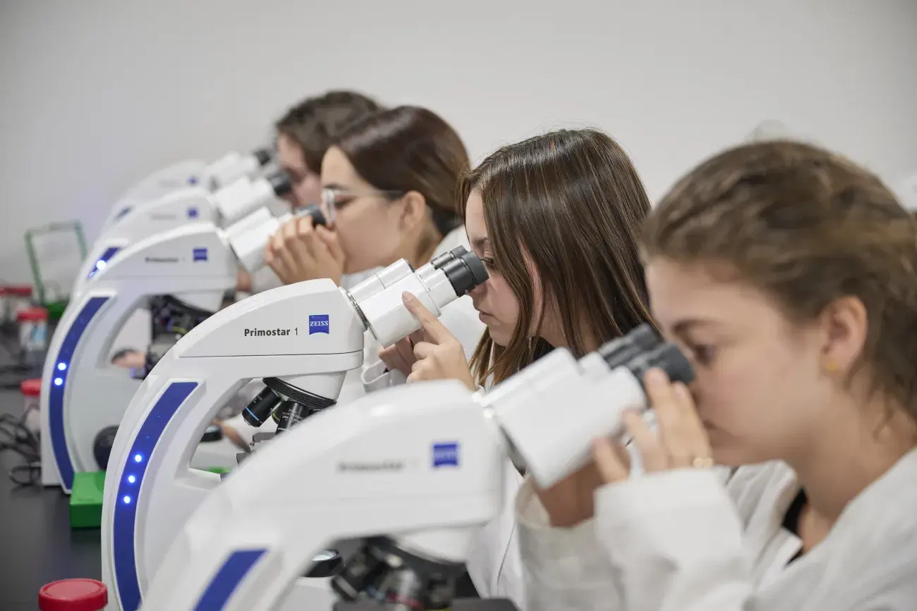 alumnos_en_microscopoio
